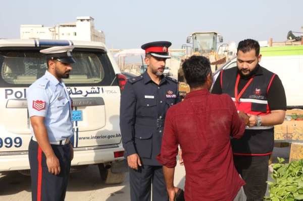 بلدية الجنوبية تصادر 137 فرشة مخالفة للباعة الجائلين الآسيوين برأس زويد