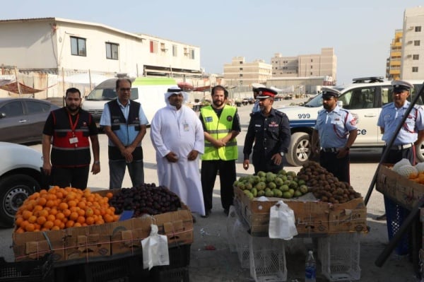 بلدية الجنوبية تصادر 137 فرشة مخالفة للباعة الجائلين الآسيوين برأس زويد