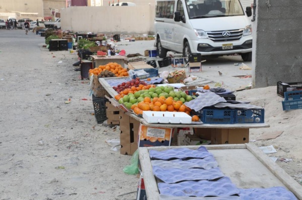 بلدية الجنوبية تصادر 137 فرشة مخالفة للباعة الجائلين الآسيوين برأس زويد