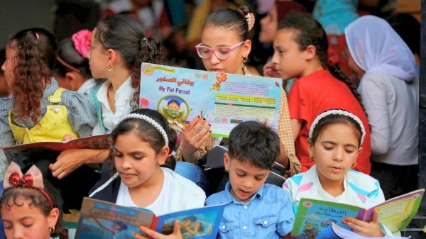 مصري يحول منزله إلى مكتبة للأطفال الشغوفين بالقراءة