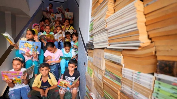 مصري يحول منزله إلى مكتبة للأطفال الشغوفين بالقراءة