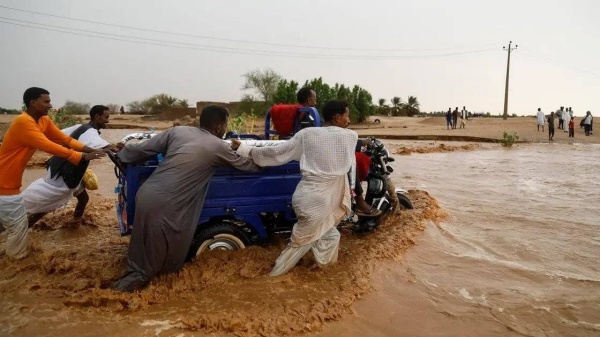 وسط الأزمة الصحية.. سيول تدمر مئات المنازل بشمال السودان