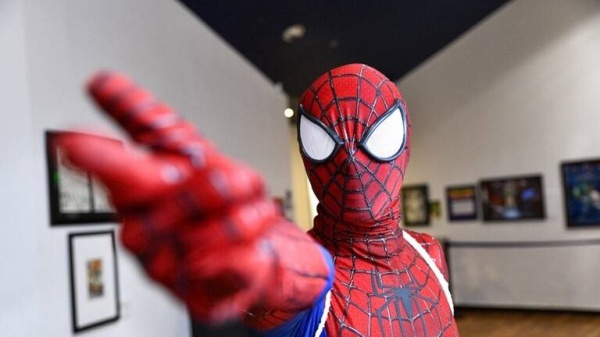 طفل يعرض نفسه للسعة عنكبوت خطير كي يتحول إلى &laquo;سبايدرمان&raquo;