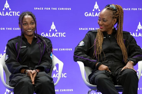 هكذا وصلت أم وابنتها إلى الفضاء الخارجي