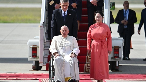 البابا فرنسيس يصل إلى منغوليا في أول زيارة حبرية