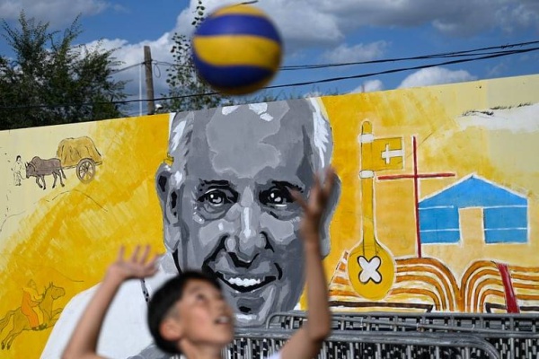 البابا فرنسيس يصل إلى منغوليا في أول زيارة حبرية