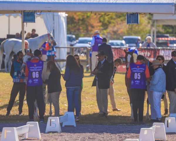 5 فرسان يحملون راية الفريق الملكي للقدرة في بطولة العالم للناشئين والشباب بفرنسا
