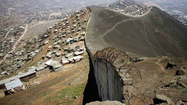 البيرو تهدم &laquo;جدار العار&raquo; الفاصل بين الأغنياء والفقراء