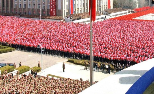 كوريا الشمالية تقيم عرضا شبه عسكري للاحتفال بالذكرى السنوية لتأسيس النظام