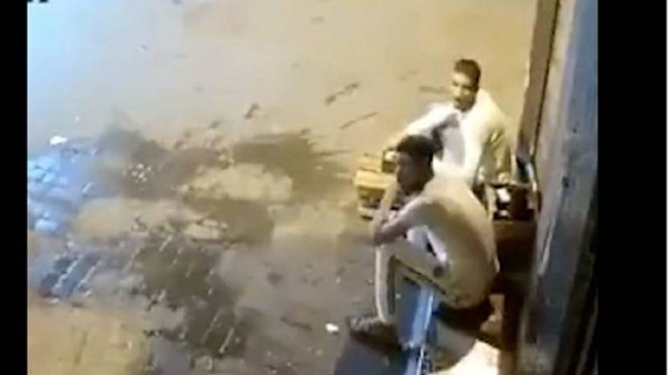 شابان مغربيان ينجوان بأعجوبة في آخر لحظة من الزلزال (فيديو)