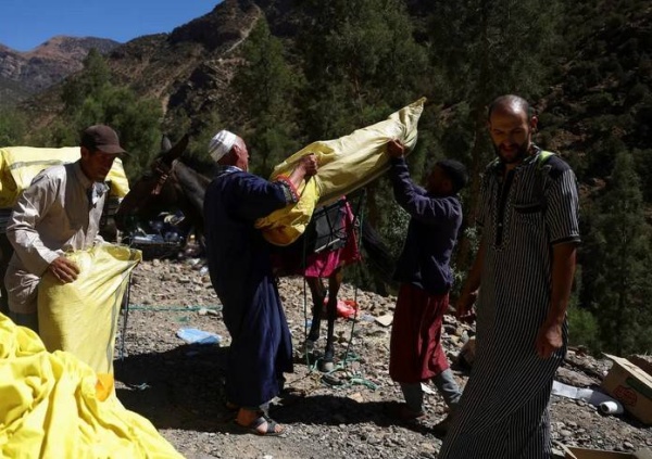 الحمير.. وسيلة يتيمة لإغاثة القرى المعزولة في المغرب