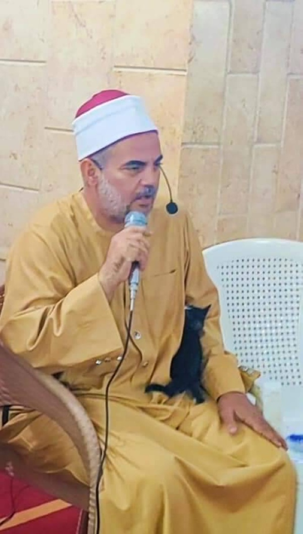شاهد كيف تعامل معها الإمام.. قطة صغيرة تصر على حضور أمسية دينية بأحد المساجد المصرية (صور + فيديو)