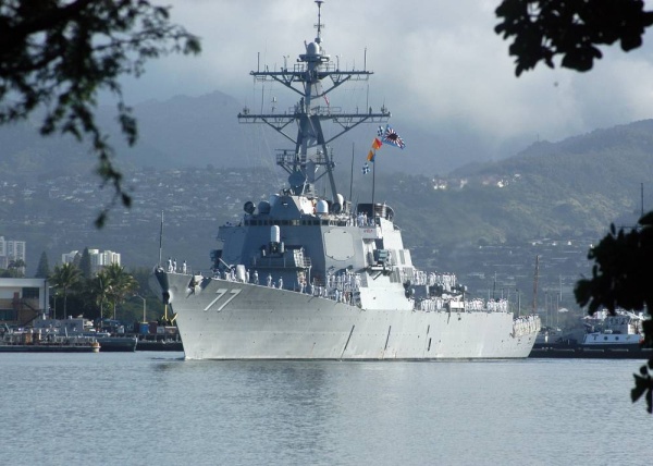 إطلاق صواريخ صوب سفينة تابعة للبحرية الأمريكية بالقرب من اليمن