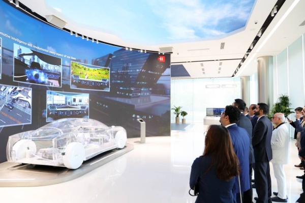 عبدالله فخرو يزور مقر شركة هواوي بمدينة شنزن الصينية ويلتقي بعدد من كبار المسؤولين فيها