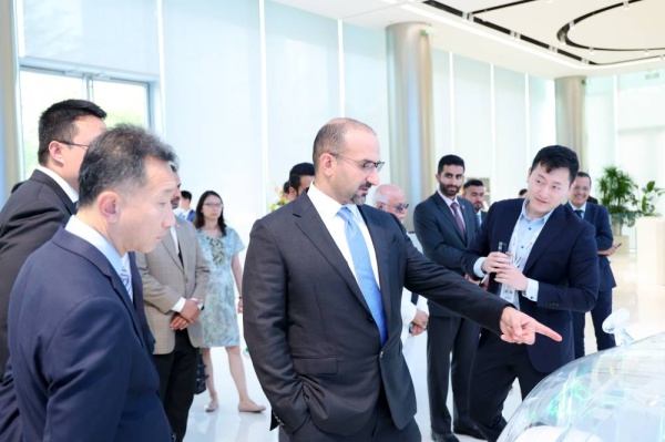 عبدالله فخرو يزور مقر شركة هواوي بمدينة شنزن الصينية ويلتقي بعدد من كبار المسؤولين فيها