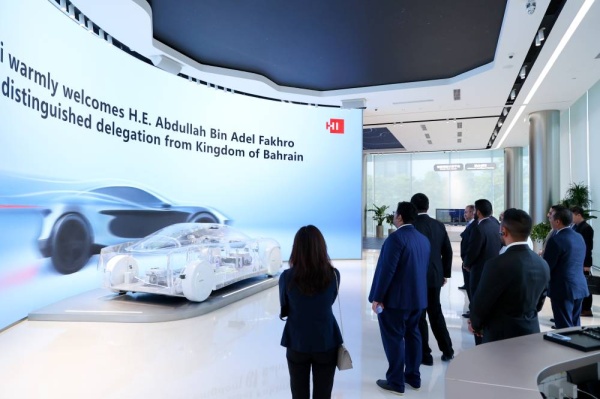 عبدالله فخرو يزور مقر شركة هواوي بمدينة شنزن الصينية ويلتقي بعدد من كبار المسؤولين فيها