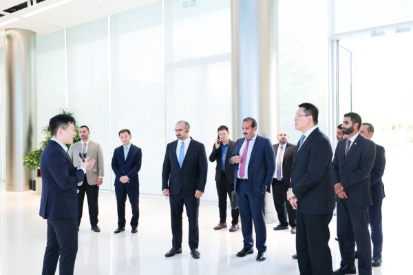 عبدالله فخرو يزور مقر شركة هواوي بمدينة شنزن الصينية ويلتقي بعدد من كبار المسؤولين فيها