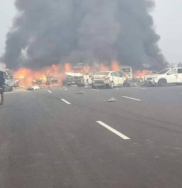 فيديو مروع.. 35 قتيلا وتفحم عشرات السيارات بحادث في مصر