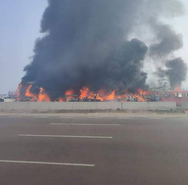 فيديو مروع.. 35 قتيلا وتفحم عشرات السيارات بحادث في مصر