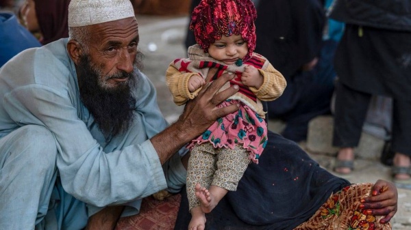 عشرات آلاف المهاجرين الأفغان يغادرون باكستان لتجنّب توقيفهم