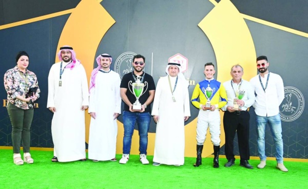 الفارس عبدالرحيم جاسم يتألق في السباق الثالث للخيل