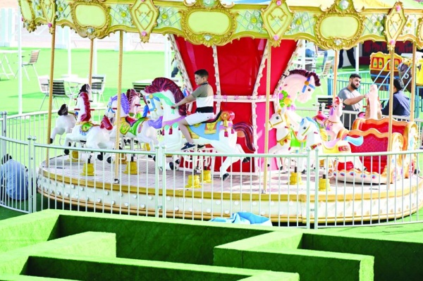 الفارس عبدالرحيم جاسم يتألق في السباق الثالث للخيل