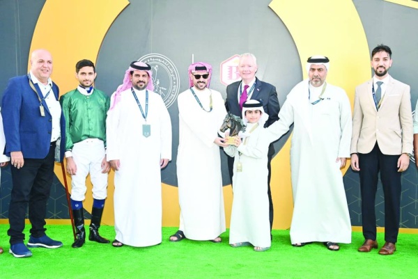 الفارس عبدالرحيم جاسم يتألق في السباق الثالث للخيل