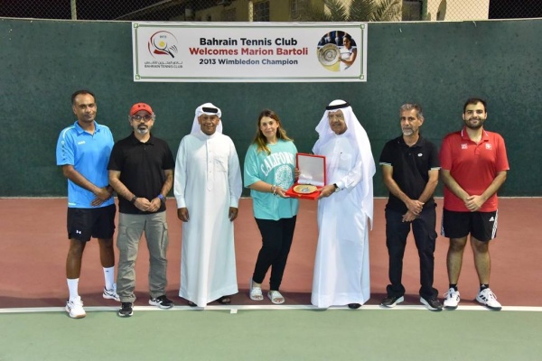 بطلة ويمبلدون تزور نادي البحرين للتنس وتشارك في افتتاح بطولة البتروكيماويات للتنس