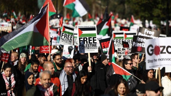 مئات الآلاف في مسيرة لندن.. وشغب اليمنيين في مواجهتهم