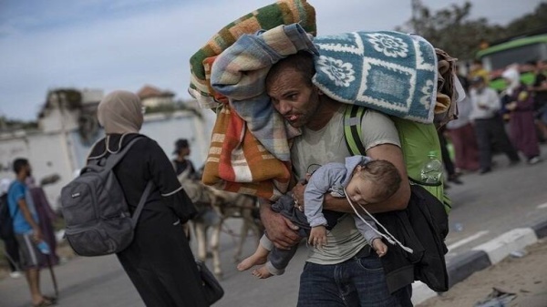 مشياً ووسط الدمار.. نحو 5 آلاف من النازحين والمرضى يغادرون مستشفى الشفاء في غزة بعد تحذير إسرائيلي