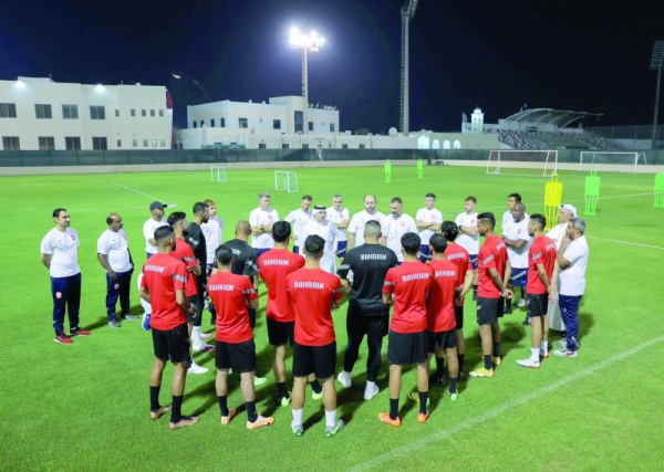 بحضور بن جلال والزعبي وأعضاء الاتحاد.. الرئيس ونائبه يحفزان الأحمر لموقعة الإمارات