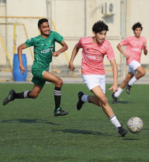 في بطولة ناصر بن حمد للمدارس الثانوية لكرة القدم ركلتي جزاء وتعادل مثير بين الهداية الخليفية وعيسى بن علي