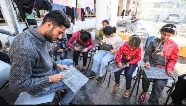 بالألواح والطباشير.. طارق العنابي تحدى قنابل إسرائيل بأطفال الأونروا في غزة