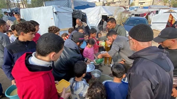 غزّيون يصرخون بعد نزوحهم إلى رفح.. "وين الأمان"