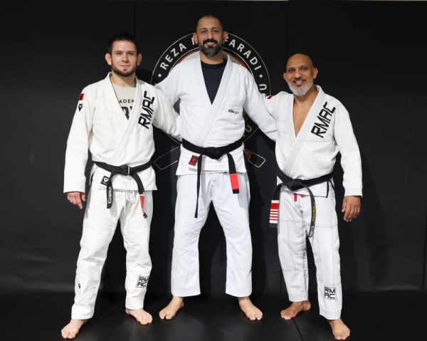 صغرى مبارك أول بحرينية تحصل على الحزام الأسود في الجوجيتسو