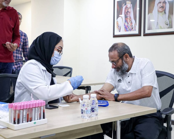 انطلقت تنفيذاً لتوجيهات خالد بن حمد.. مشاركة كبيرة من النجوم الرياضيين السابقين في فحوصات الجينوم