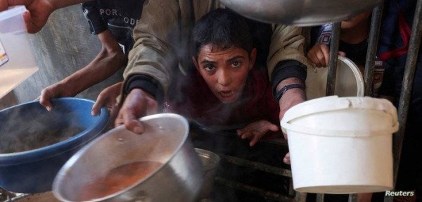 &laquo;ربع رغيف وباقي اليوم صوم&raquo;.. الجوع يطارد النازحين جنوبي غزة