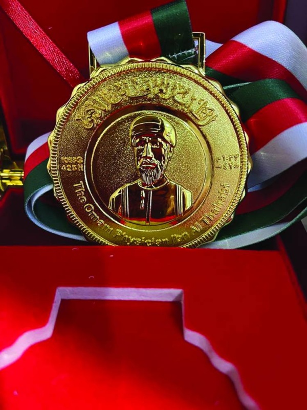 ابتسام العلوي تتسلم جائزة التميز في طب العيون من عُمان