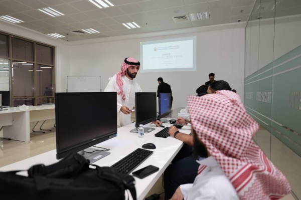 وفد من جامعة الملك فهد للبترول والمعادن يزور مركز ناصر للتأهيل والتدريب المهني