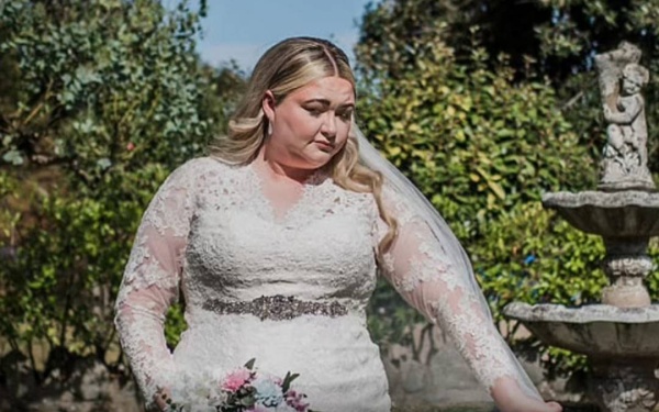 دفعت 13 ألف دولار ولم يحضر العريس.. بريطانية تخلى عنها عريسها قبل دقائق من فرحها فاستكملت الحفل رفقة أهلها⁣
⁣