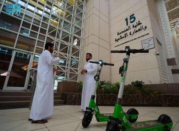 داخل الحرم الجامعي.. جامعة أم القرى السعودية تسمح للطلاب والطالبات باستخدام &laquo;السكوتر&raquo; الكهربائي