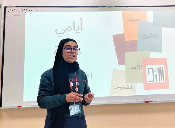 الطالبة شهد فردان تقدم ورش تعليم لغة الإشارة لزميلاتها