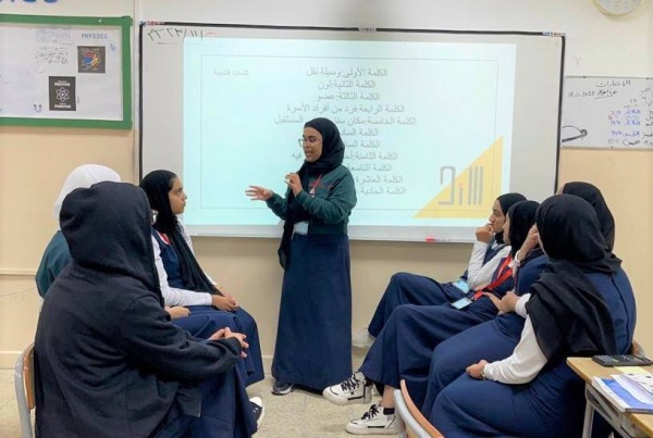 الطالبة شهد فردان تقدم ورش تعليم لغة الإشارة لزميلاتها