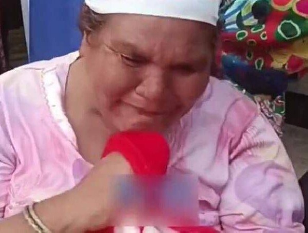 انهيار سيدة بعد أن قررت ابنتها تركها في دار للعجزة (فيديو)