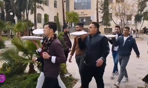 حفل تخرج غير مألوف.. شاهد الكباب يغزو جامعة أردنية