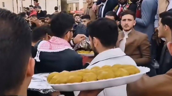 حفل تخرج غير مألوف.. شاهد الكباب يغزو جامعة أردنية