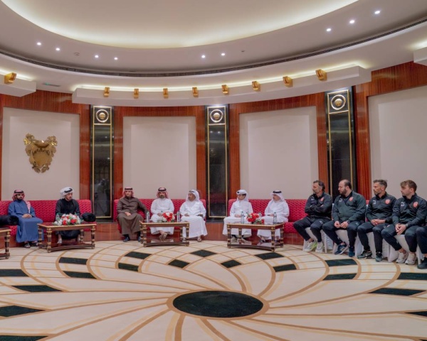 قبل خوض كأس آسيا ومغادرة الأحمر لمعسكر الإمارات.. خالد بن حمد يزور المنتخب الأول ويشد من عزيمة اللاعبين