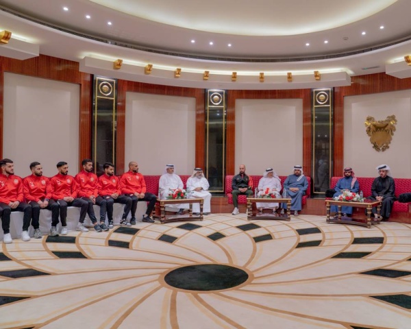 قبل خوض كأس آسيا ومغادرة الأحمر لمعسكر الإمارات.. خالد بن حمد يزور المنتخب الأول ويشد من عزيمة اللاعبين