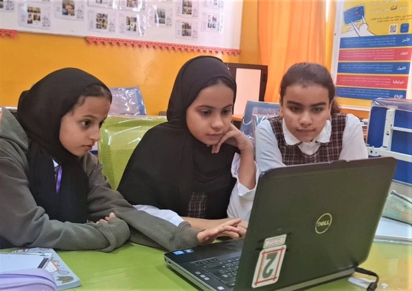 المعلمة أمينة الزاكي تتميز في تفعيل المختبرات الافتراضية للعلوم