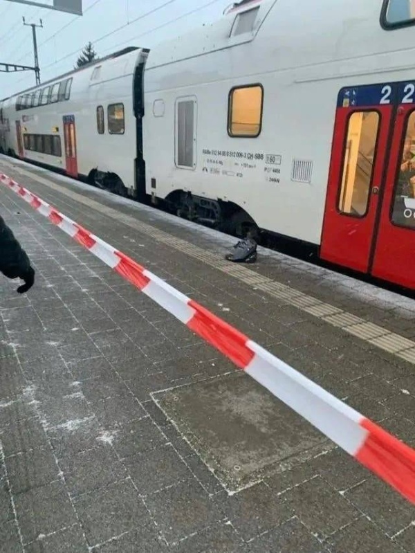 مسنة وقعت بكرسيها المتحرك على سكة قطار فمر فوقها.. ونجت